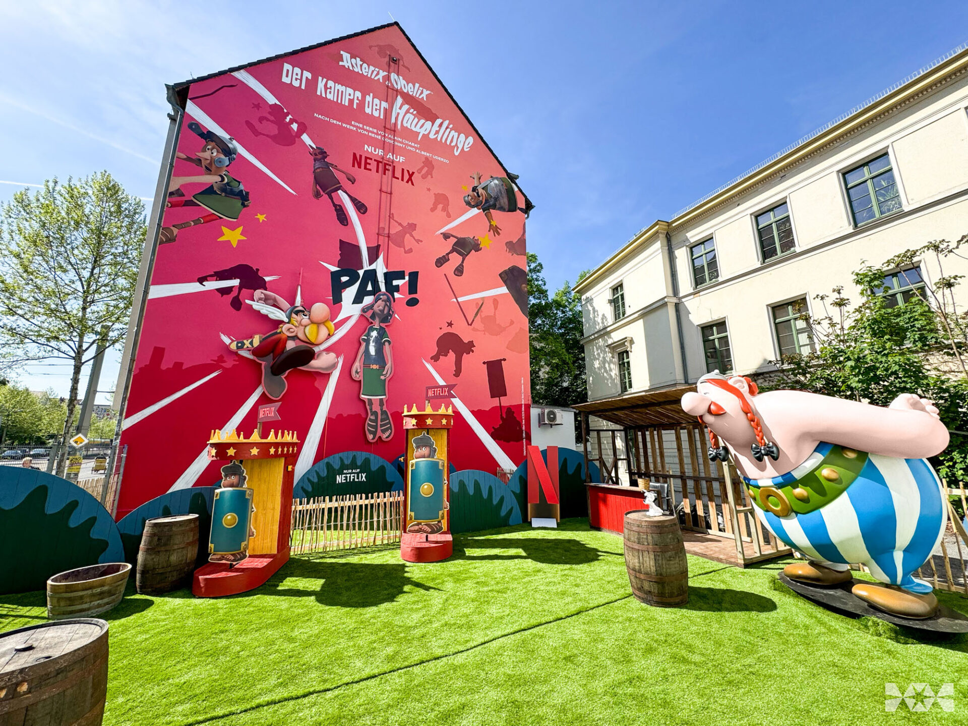 Netflix Mural zu Asterix & Obelix – Der Kampf der Häuptlinge in Leipzig, interaktive Promotionfläche mit Figuren, Spielen und Besuchern im Outdoor-Setup.