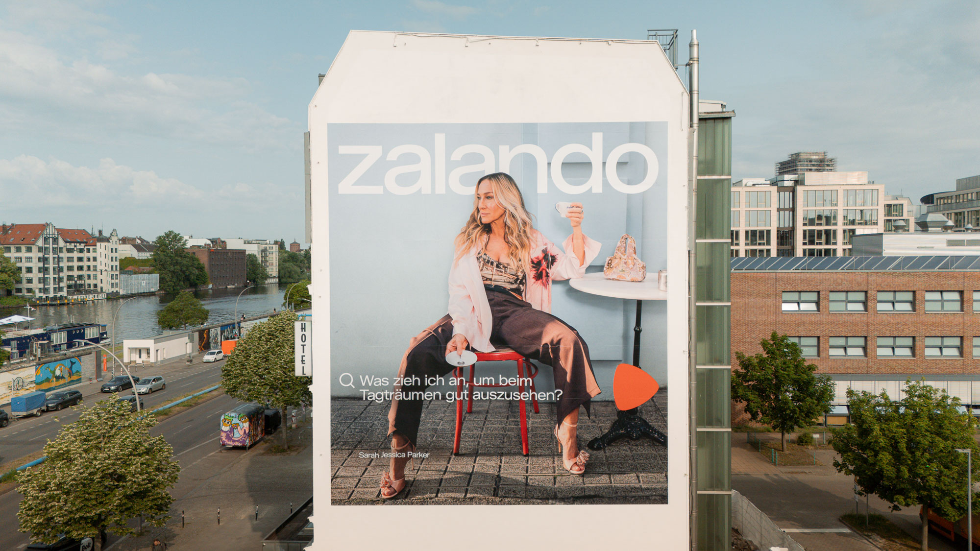 Weitwinkelansicht der Zalando-Werbefläche von CONCRETE CANDY an der Spree in Berlin – großflächige Fassadengestaltung mit Premium-Folientechnik.