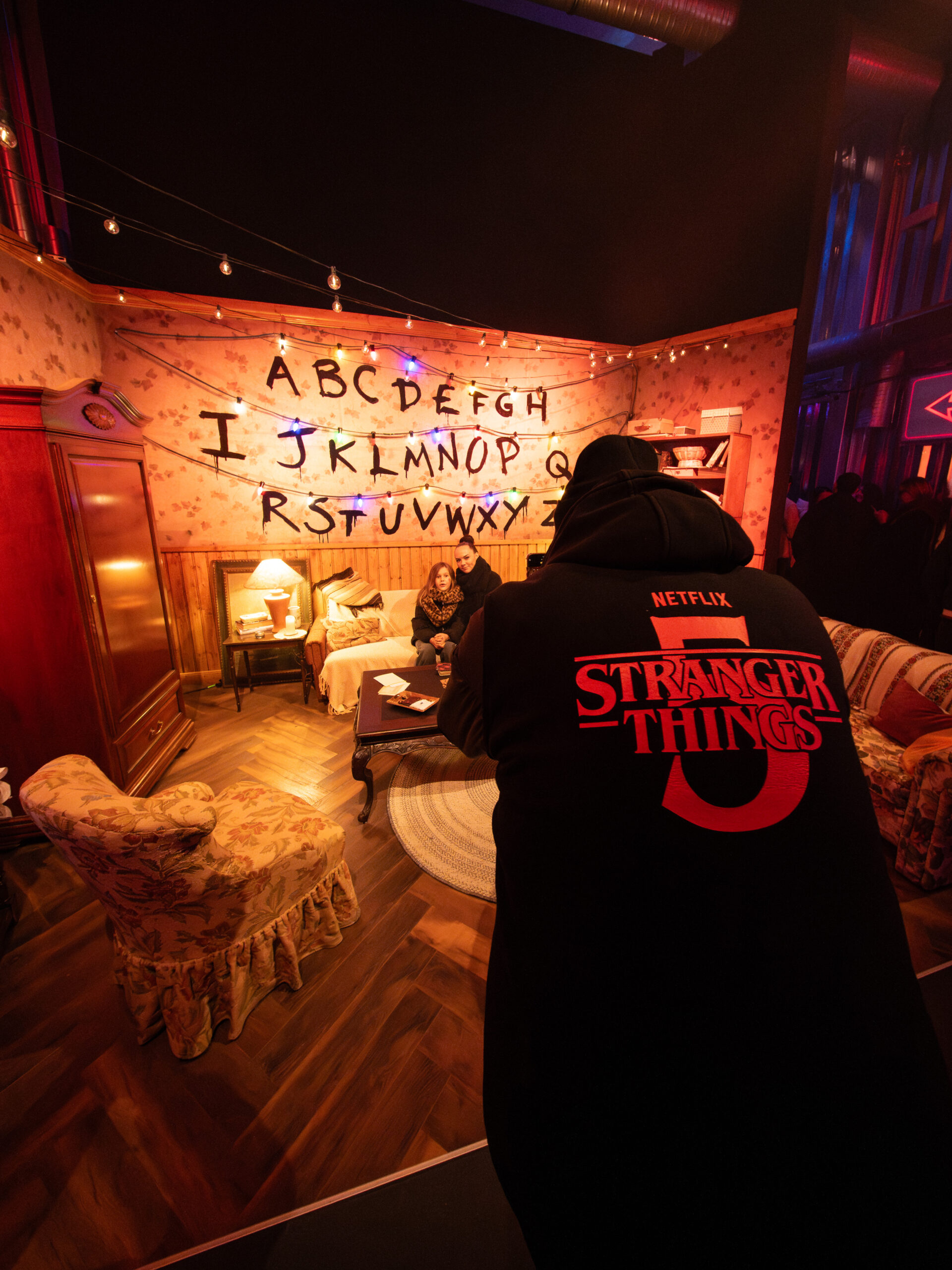 Will Byers Living Room als Photo Op zum Stranger Things Christmas Market