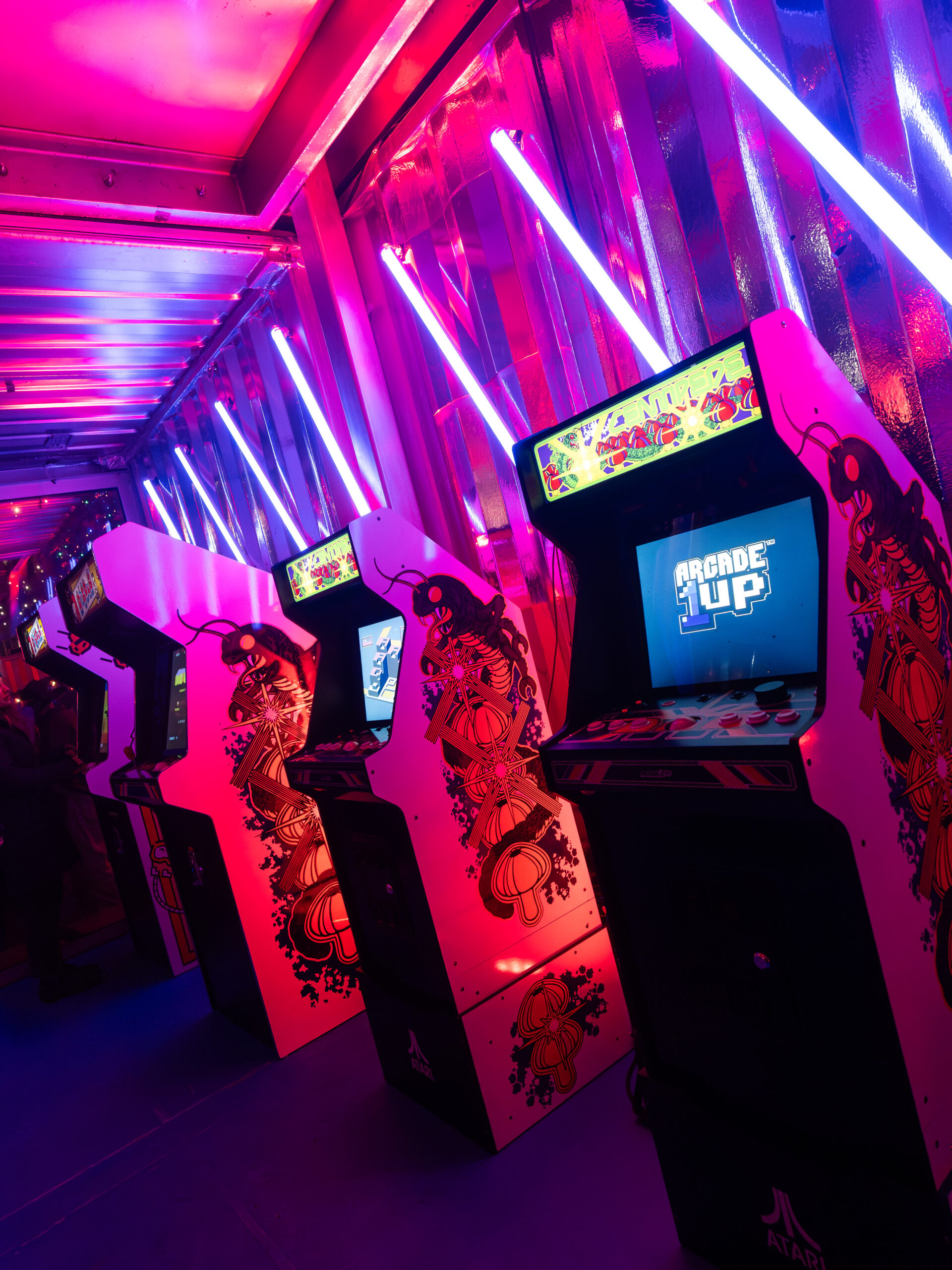 Stranger Things Arcade Corner in der Main Hall auf dem Stranger Things Weihnachtsmarkt.