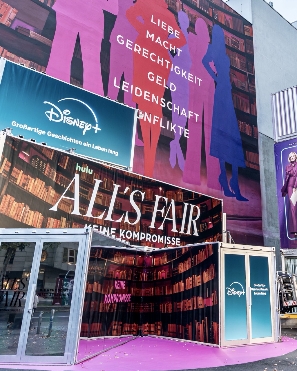 All’s Fair Kampagneninstallation mit Disney+ Branding und großem Mural im Hintergrund am Berliner Kurfürstendamm