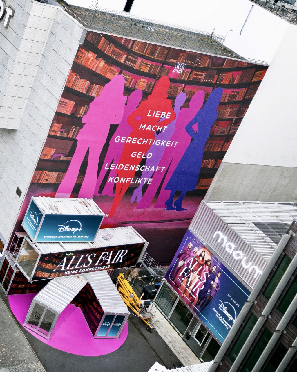 Luftaufnahme der All’s Fair Kampagne mit großem Mural und pinker Bodeninstallation am Ku’damm in Berlin
