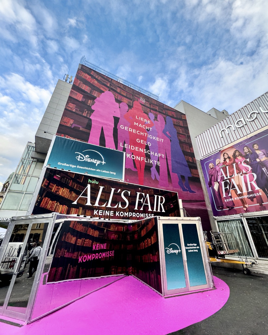 Großflächiges All’s Fair Mural für Disney+ am Ku’damm in Berlin mit begehbarer Installation und pinkem Bodenbereich im Vordergrund