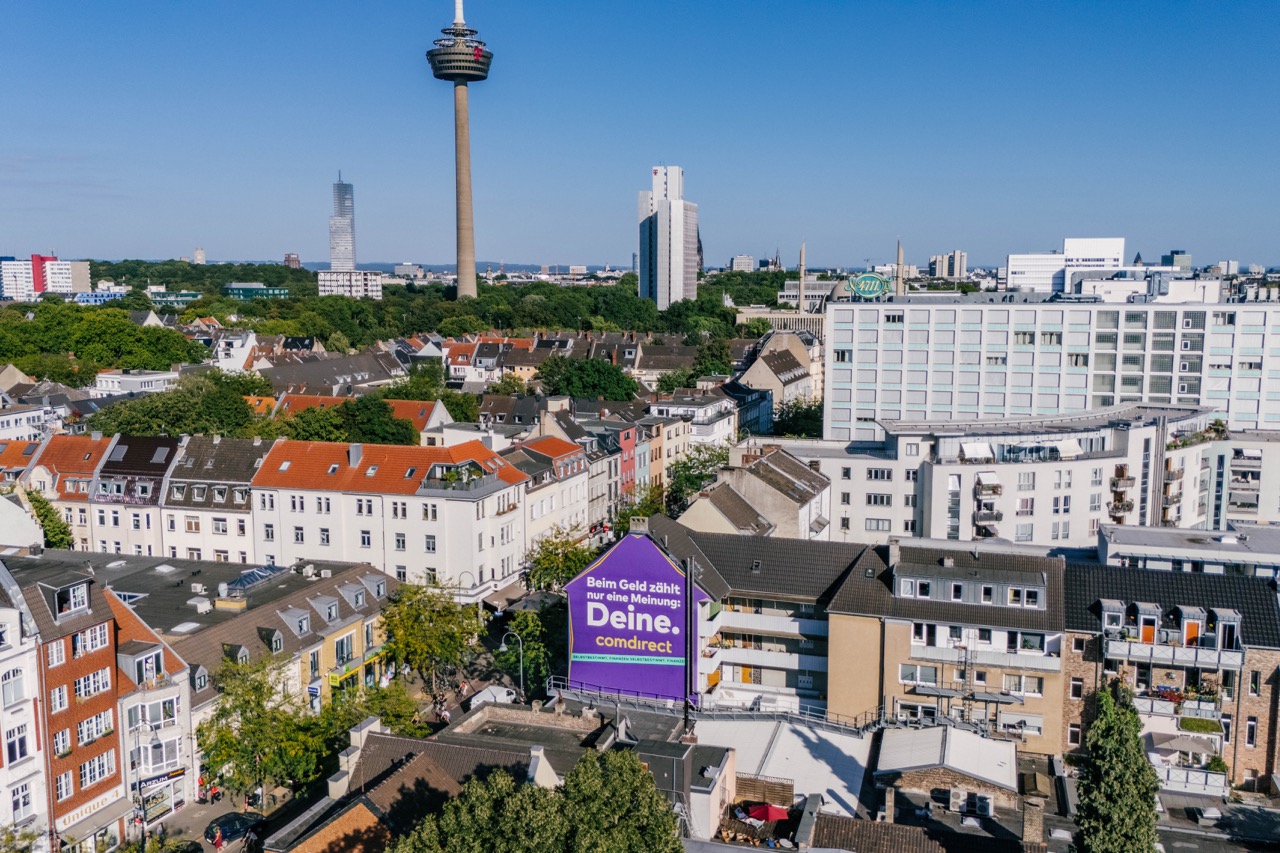Drohnenaufnahme von Köln Ehrenfeld mit großflächigem Comdirect Mural auf Hausfassade