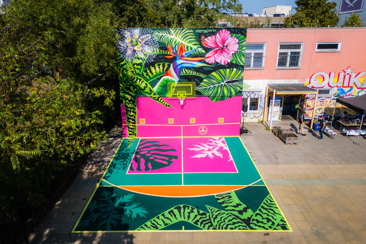 NEON LEGACY Art Court von CONCRETE CANDY für Mercedes-Benz im Jugendklub Schlupfwinkel Berlin-Moabit, gestaltet mit tropischer Street Art.