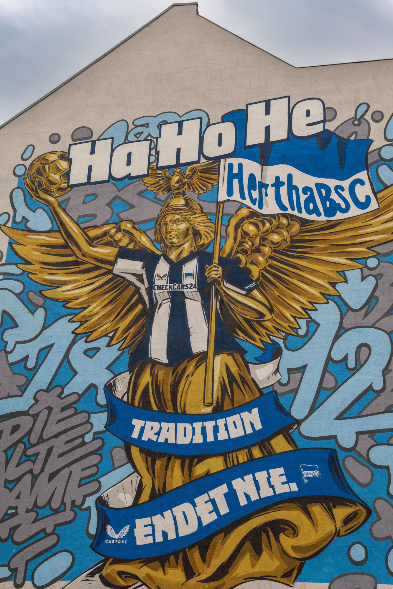 Großflächiges Hertha-BSC-Mural in Berlin als Hommage an die Tradition des Fußballvereins.