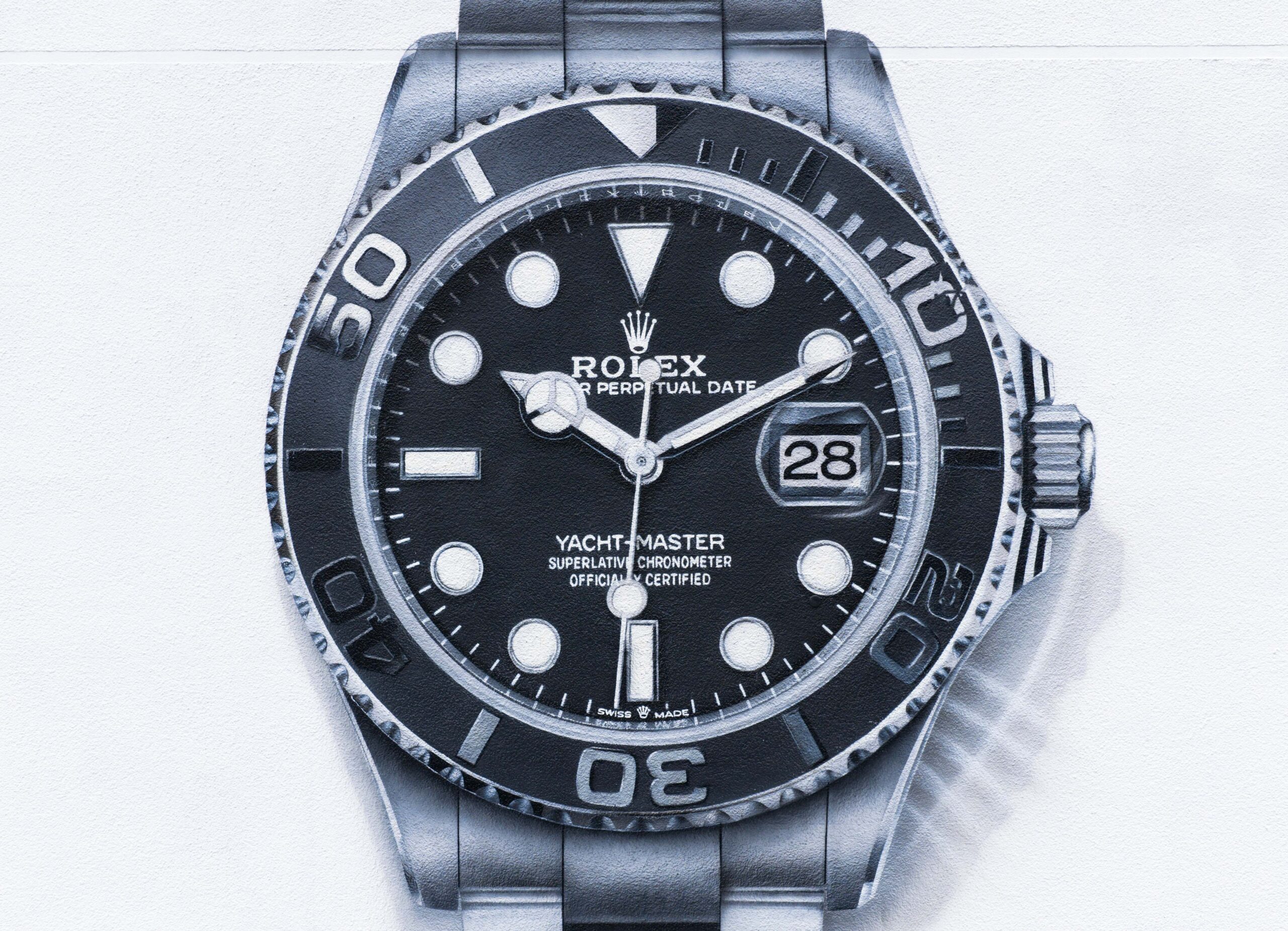 Großformatiges, fotorealistisches Mural einer Rolex Yacht-Master Uhr in Schwarz und Silber, detailreich auf eine weiße Wand gesprüht, mit starkem Fokus auf Zifferblatt, Lünette und Datumsanzeige.