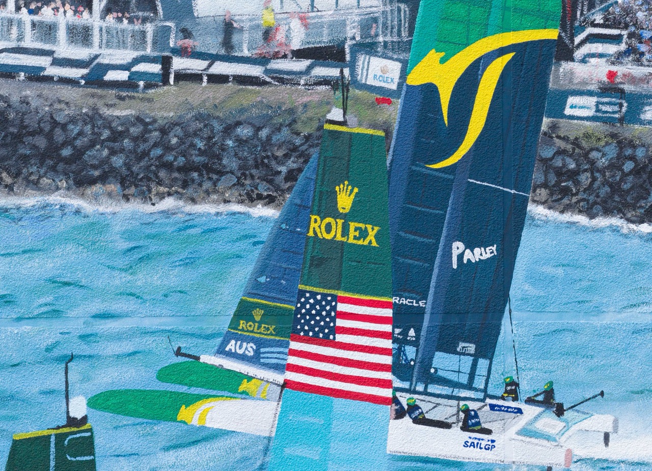 Detail des Murals mit mehreren Segelbooten im Wettkampf und sichtbaren Nationalflaggen auf den Segeln.