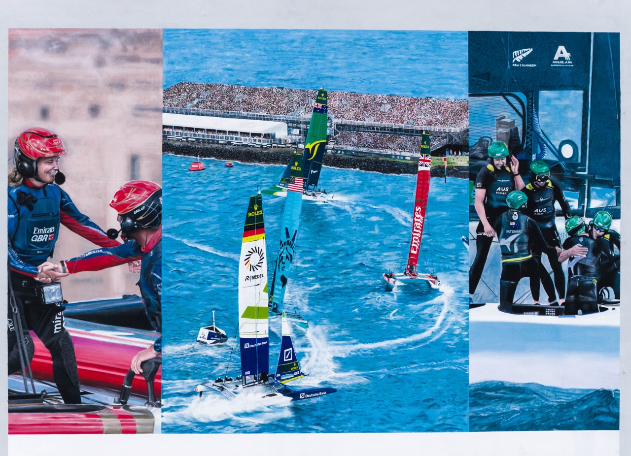 Fertiggestelltes Mural zeigt eine dynamische Collage aus SailGP Rennszenen mit Segelbooten und Athleten in intensiven Farben.