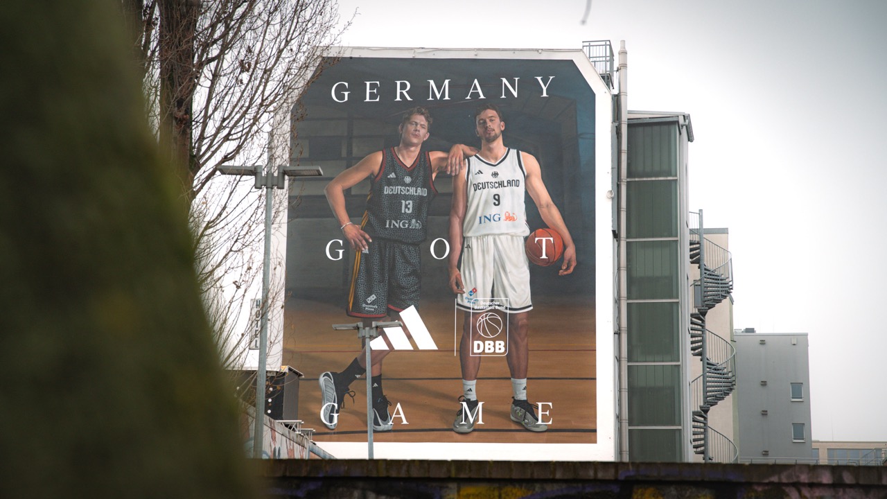 Fertiges Mural mit Franz und Moritz Wagner vor urbaner Kulisse nahe der East Side Gallery in Berlin.