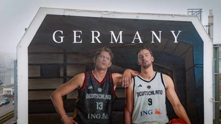 Großformatiges adidas Basketball-Mural mit den Wagner-Brüdern an der East Side Gallery in Berlin im Rahmen des NBA Deutschland-Besuchs 2026.