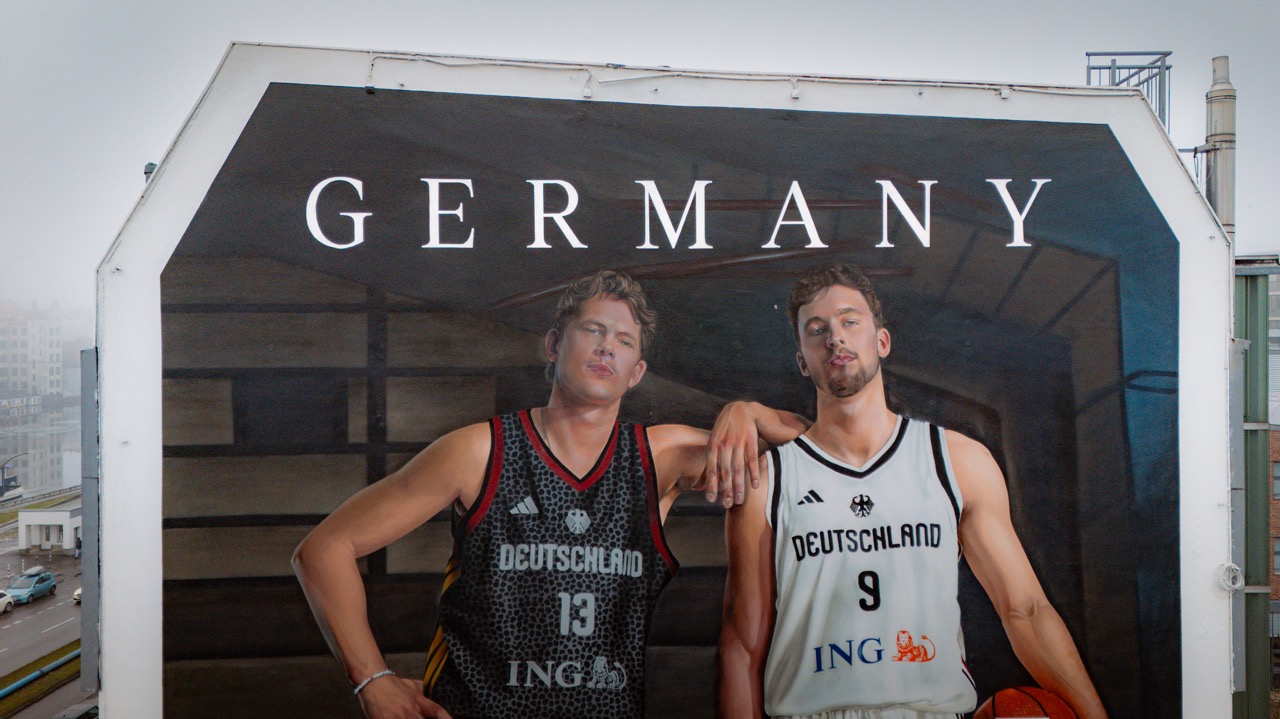 Großformatiges adidas Basketball-Mural mit den Wagner-Brüdern an der East Side Gallery in Berlin im Rahmen des NBA Deutschland-Besuchs 2026.