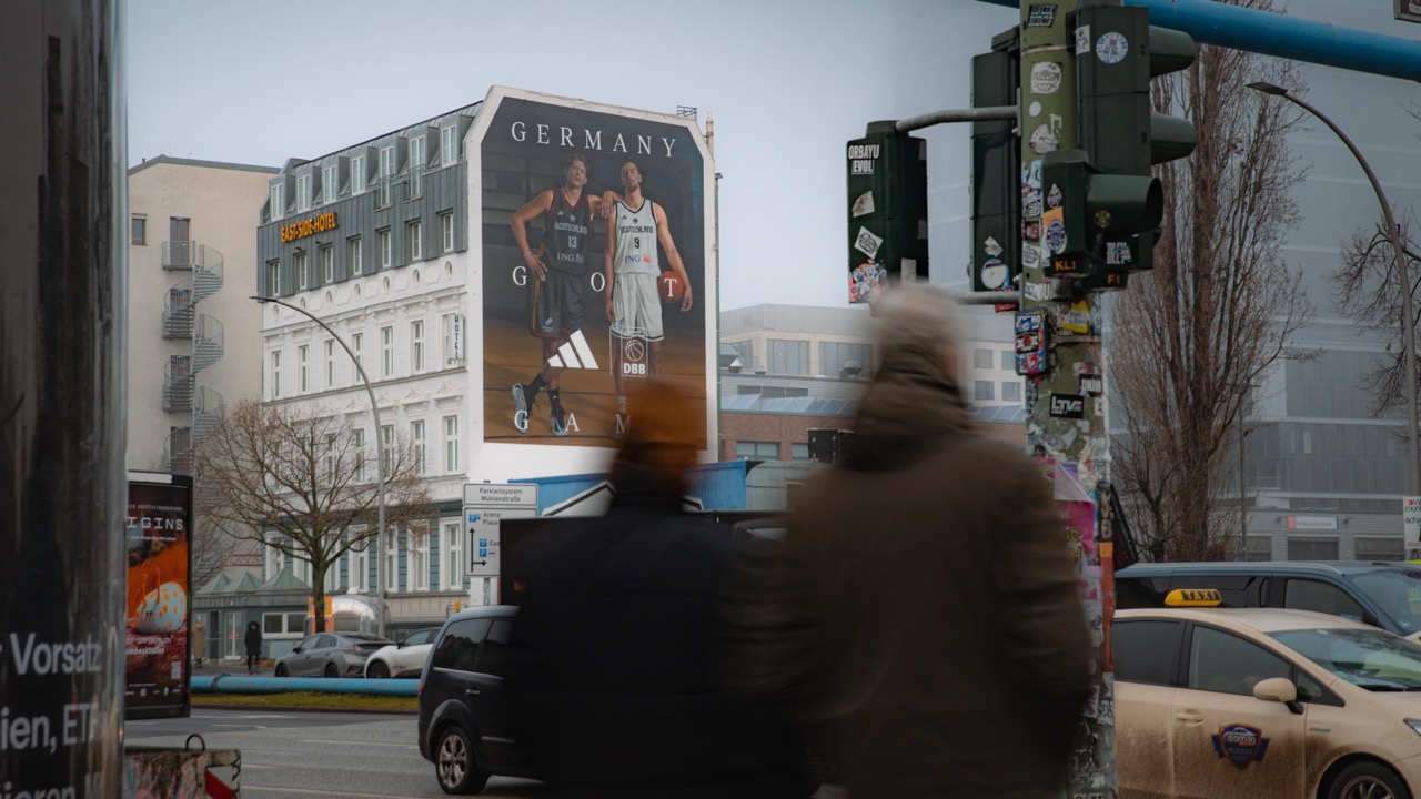 Großformatiges adidas Basketball-Mural mit den Wagner-Brüdern an einer Gebäudefassade nahe der Berliner East Side Gallery.