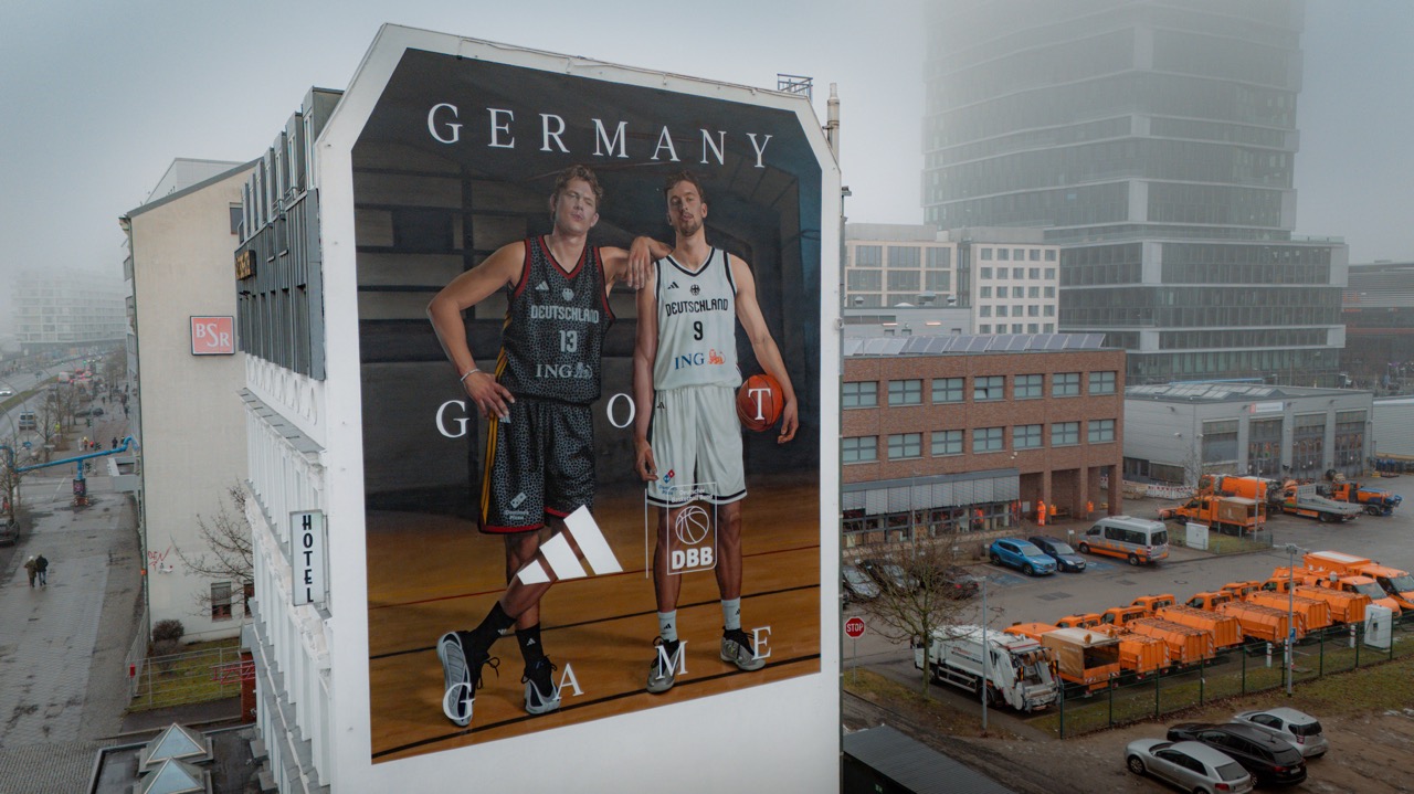 Luftaufnahme des fertigen adidas DBB Murals mit Franz und Moritz Wagner an einer Berliner Gebäudefassade.