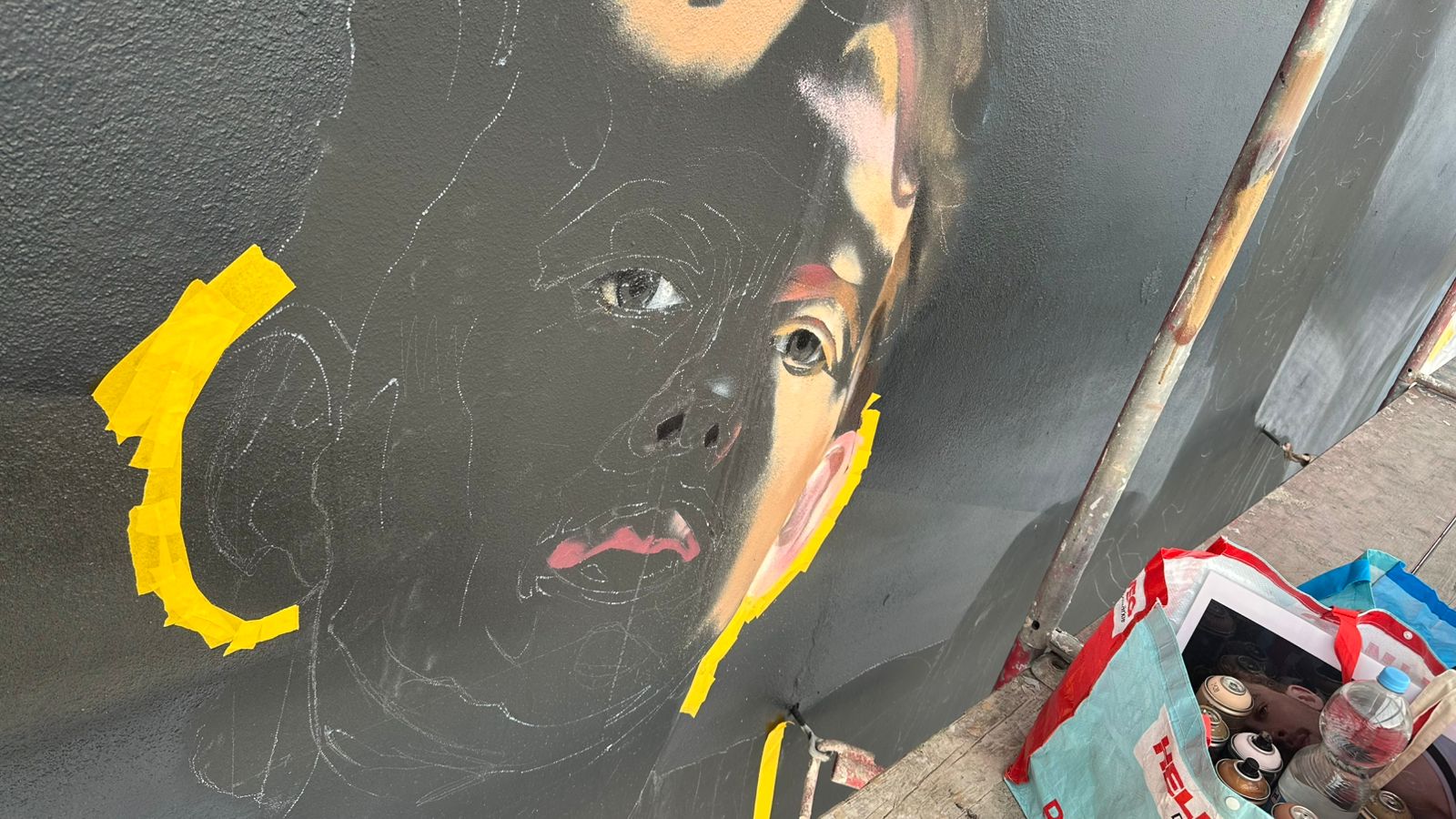 Beginnende Ausarbeitung eines großformatigen Portraits auf einer Fassadenwand für das adidas Basketball-Mural in Berlin.