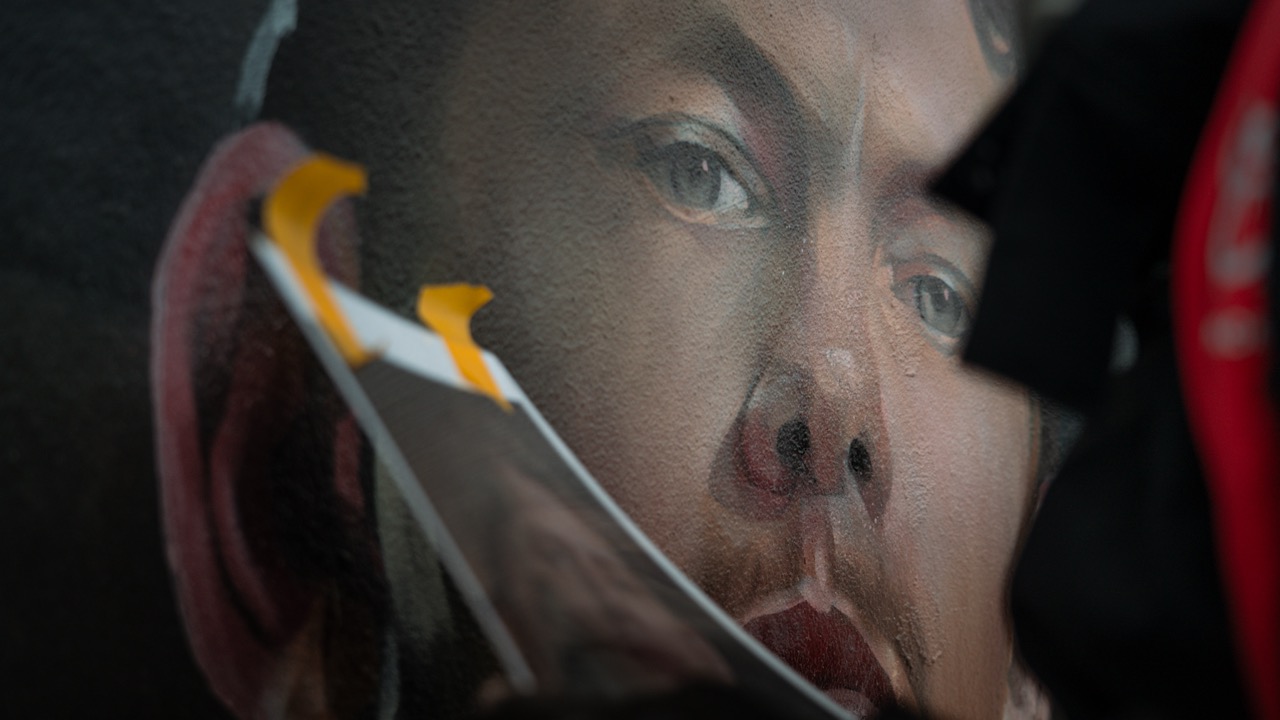 Detailaufnahme eines fast fertig ausgearbeiteten Portraits während der Entstehung des adidas Basketball-Murals.