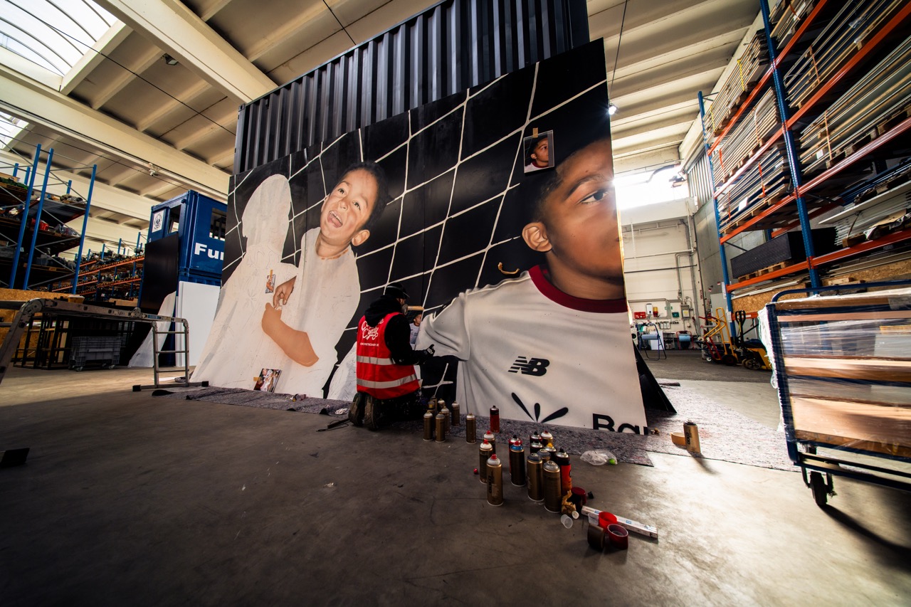 Fortgeschrittener Arbeitsstand der Muralinstallation mit mehreren Portraitflächen und sichtbarem Entstehungsprozess im Studio.