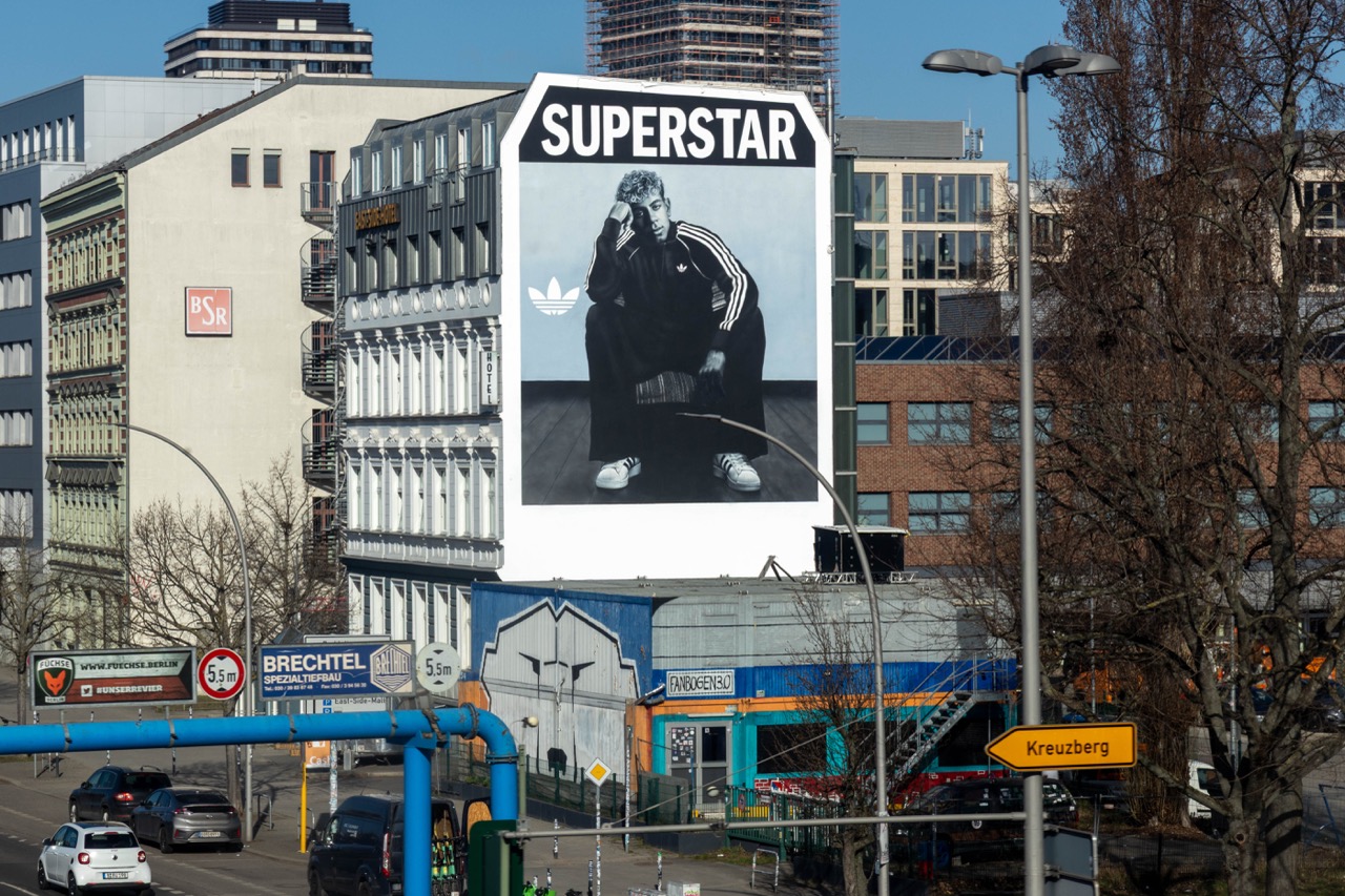 Großformatiges adidas Superstar Mural mit Lamine Yamal an einer Gebäudefassade nahe Kreuzberg und der Berliner East Side Gallery.