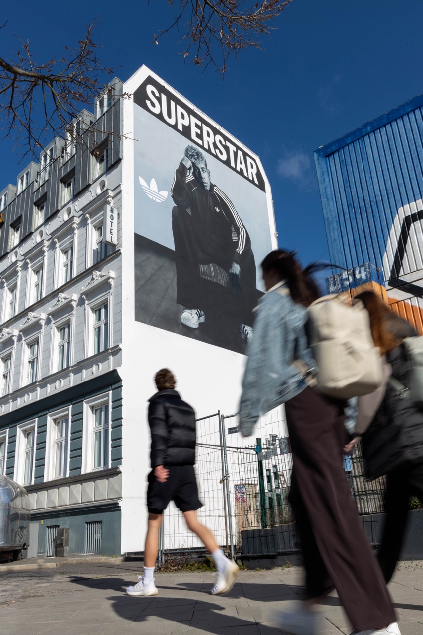 Perspektivische Aufnahme des adidas Originals Murals mit Lamine Yamal und vorbeigehenden Passant*innen im Vordergrund.