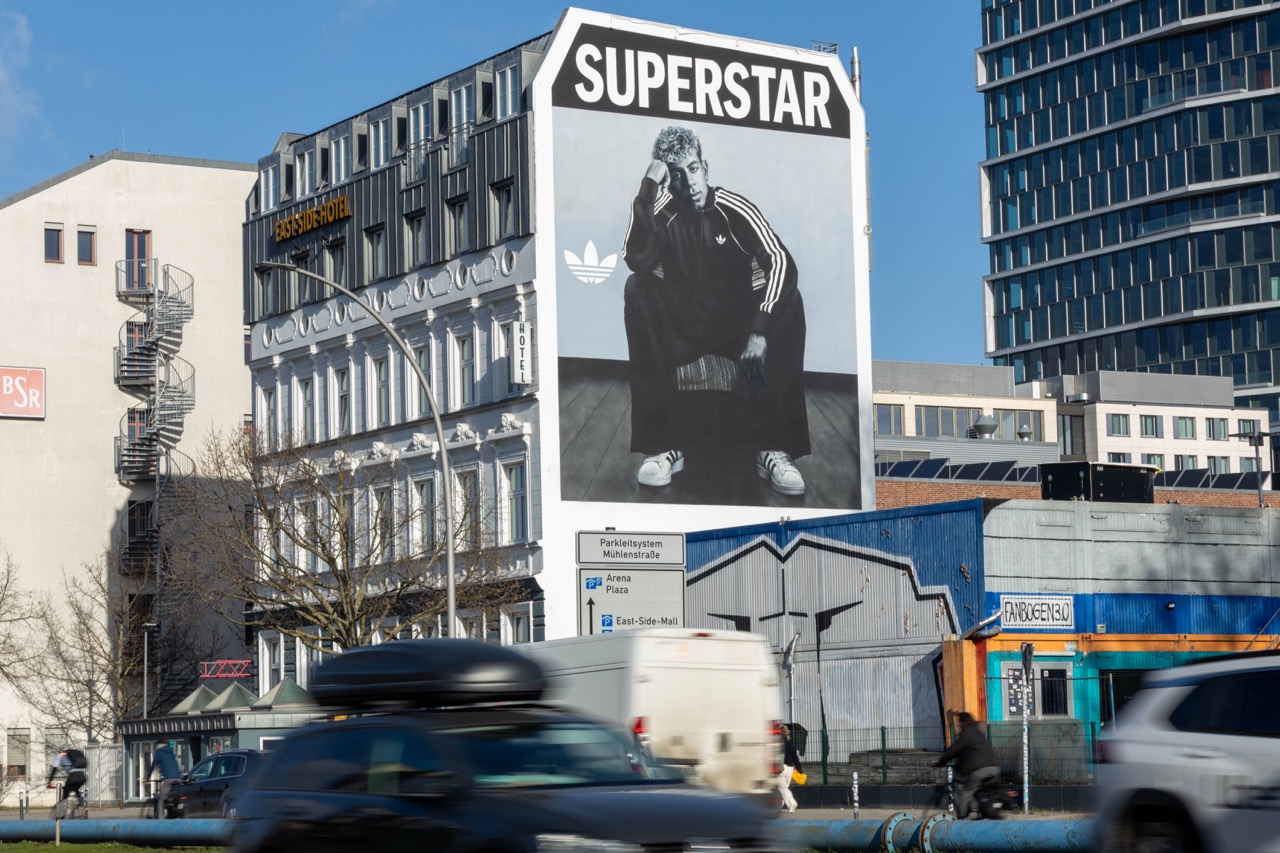 Schwarz-weißes adidas Superstar Mural mit Lamine Yamal an einer prominenten Gebäudefassade nahe der East Side Gallery in Berlin.
