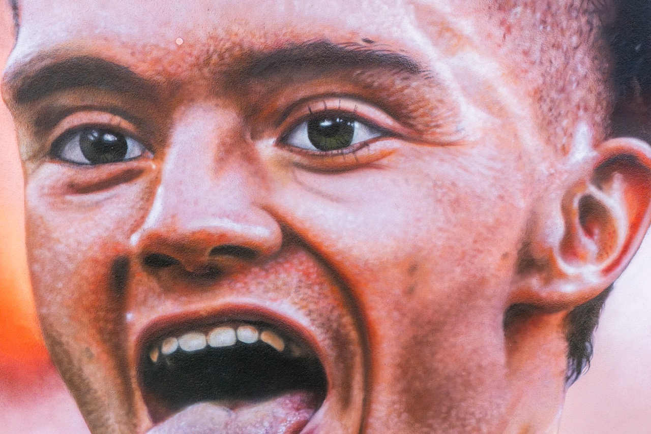 Detailaufnahme des fotorealistischen Florian-Wirtz-Murals mit sichtbaren Hautstrukturen und intensiven Gesichtsausdrücken.
