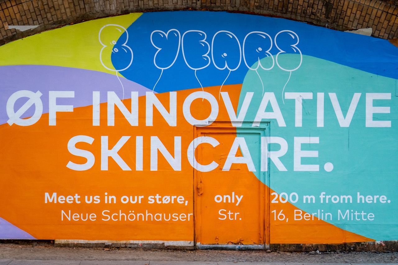 Detailaufnahme der typografischen Gestaltung der Nø Cosmetics Kampagne mit dem Schriftzug „8 Years of Innovative Skincare“ auf farbigem Hintergrund.
