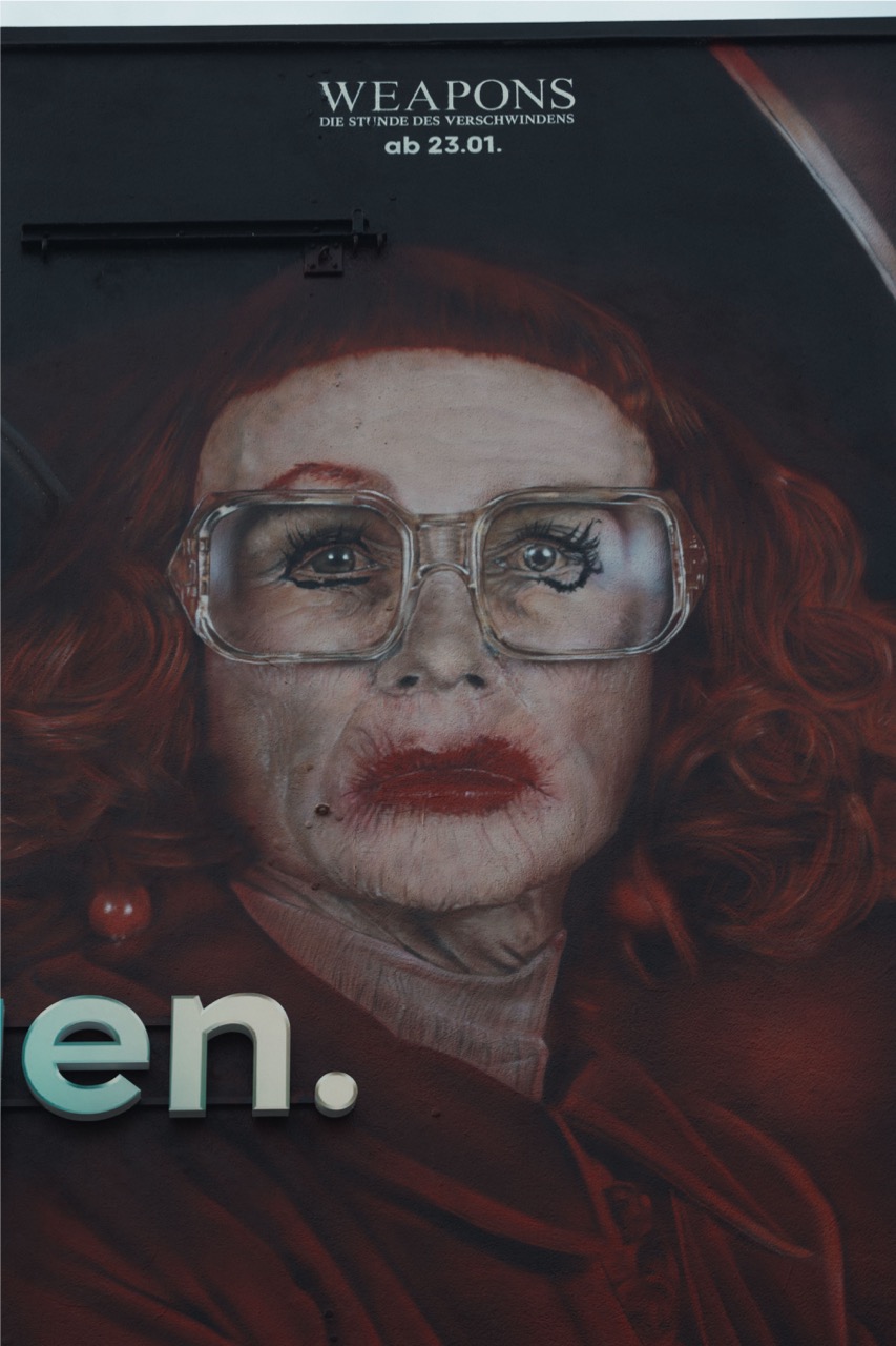 Detailaufnahme des Portraits aus „Weapons – Die Stunde des Verschwindens“ auf dem HBO-Max-Mural mit integriertem 3D-Schriftzug.