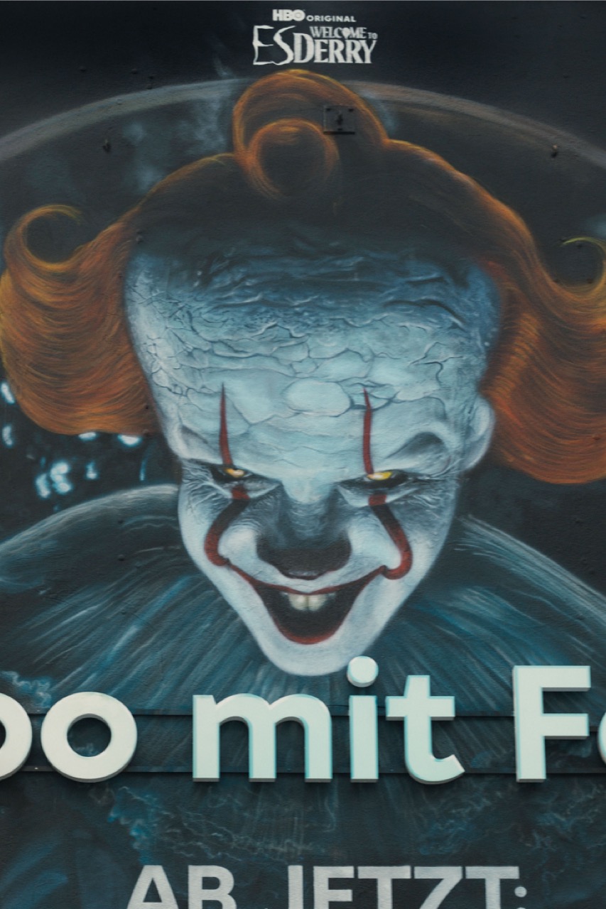 Detailansicht der Figur Pennywise aus dem HBO-Max-Mural mit integriertem 3D-Schriftzug im Vordergrund.
