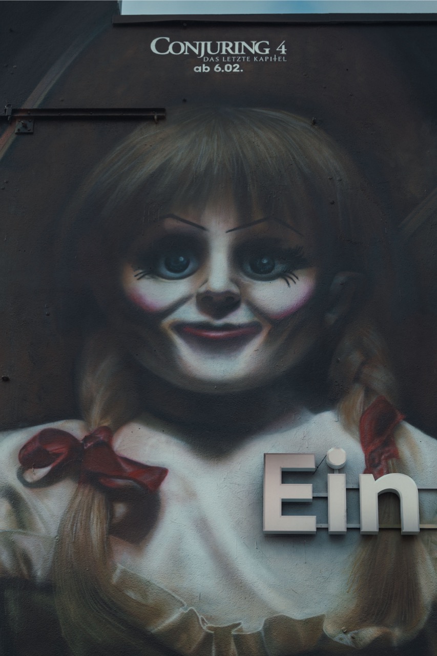 Detailaufnahme der Figur Annabelle aus dem HBO-Max-Mural mit sichtbaren 3D-Buchstaben des Kampagnenclaims.