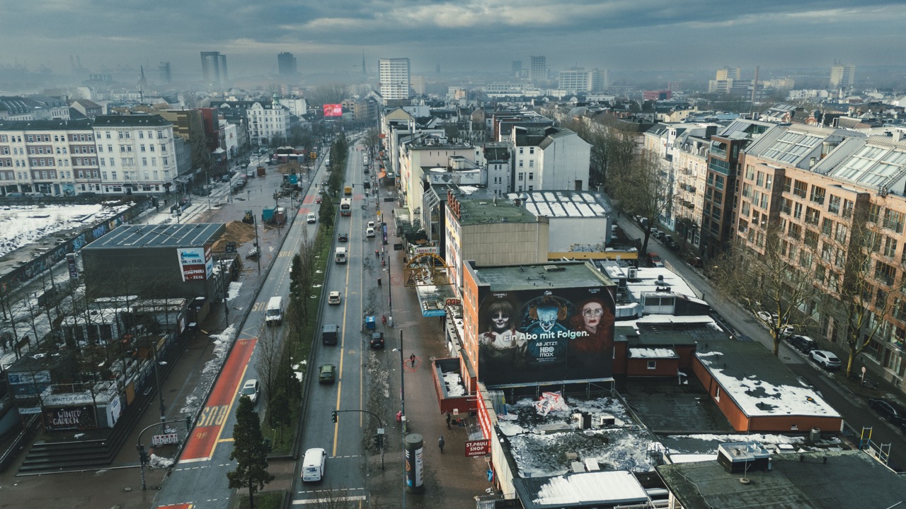 Luftaufnahme des HBO-Max-Murals auf St. Pauli in Hamburg mit Blick über die Reeperbahn und die umliegende Stadt.
