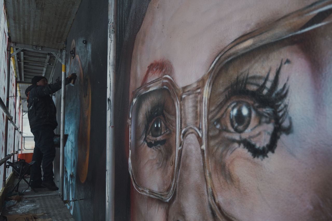 Detailansicht eines großformatigen Portraits mit Brille während der Entstehung des HBO-Max-Murals in Hamburg.