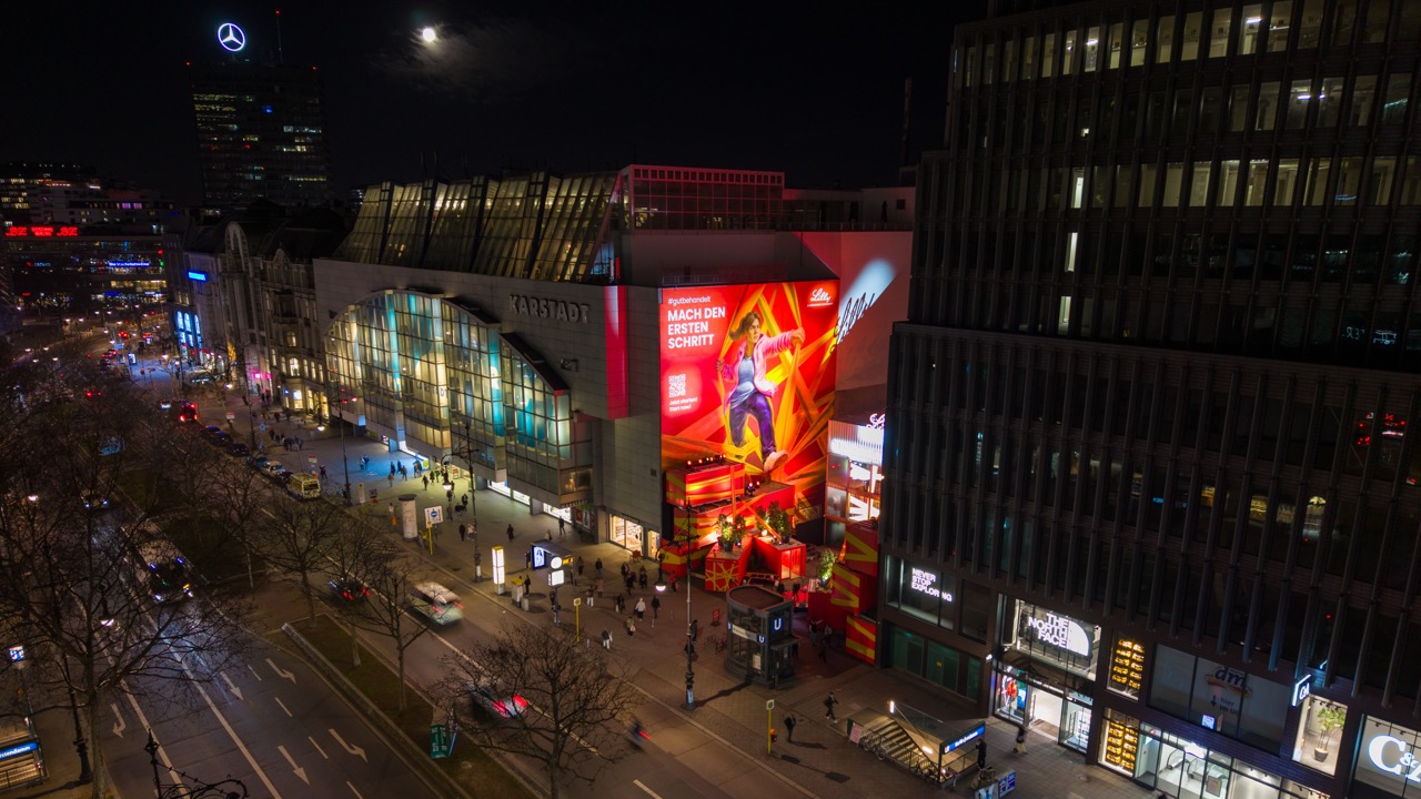 Drohnenaufnahme des Lilly Takeovers am ehemaligen The Space mit Blick auf den Berliner Ku’damm bei Nacht.