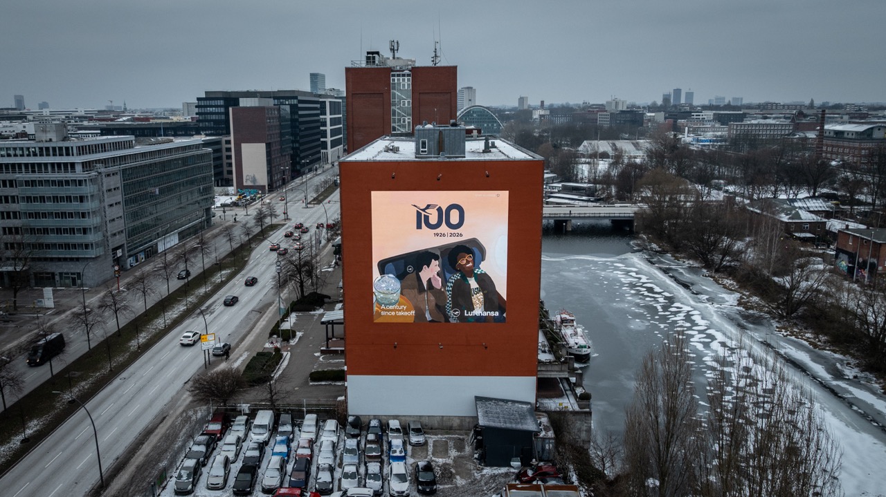 Drohnenaufnahme eines großformatigen Lufthansa Jubiläums-Murals an einer Hausfassade am Hamburger Kanal bei winterlichem Wetter.