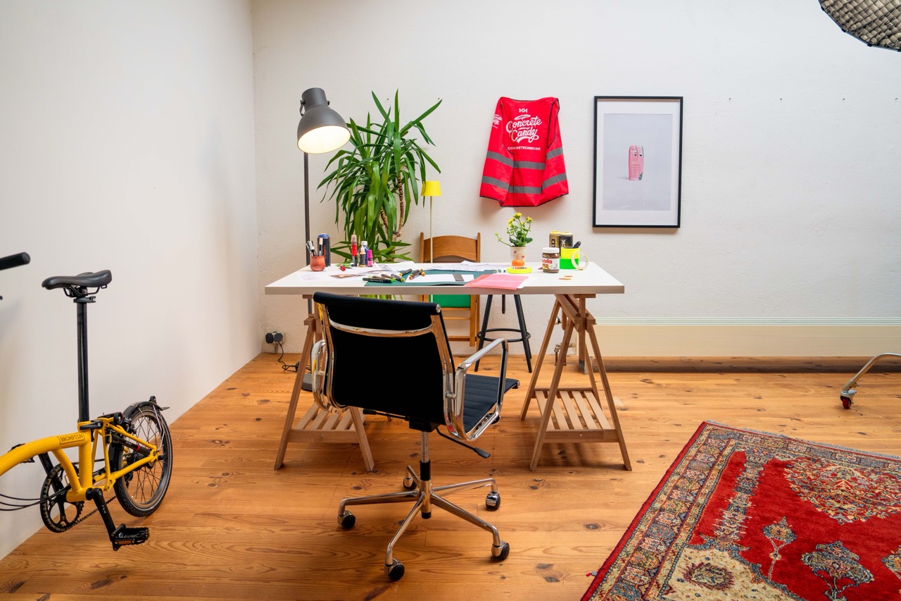 Arbeitsplatz zur Entwicklung des Nutella MOTION MURAL® mit Skizzen, Materialien und ersten Konzeptideen im Studio.