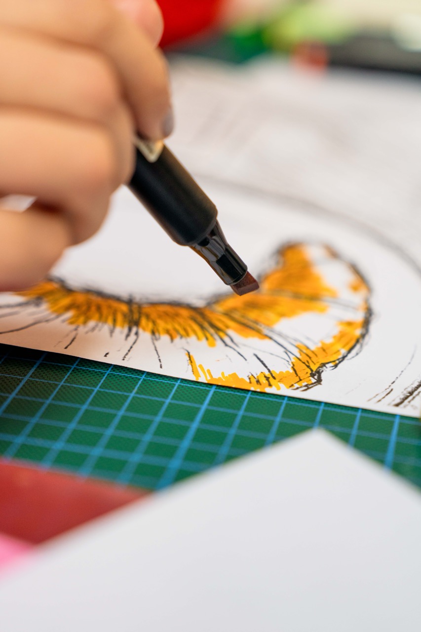 Nahaufnahme einer handkolorierten Croissant-Skizze als Teil der kreativen Entwicklung des Nutella MOTION MURAL®.