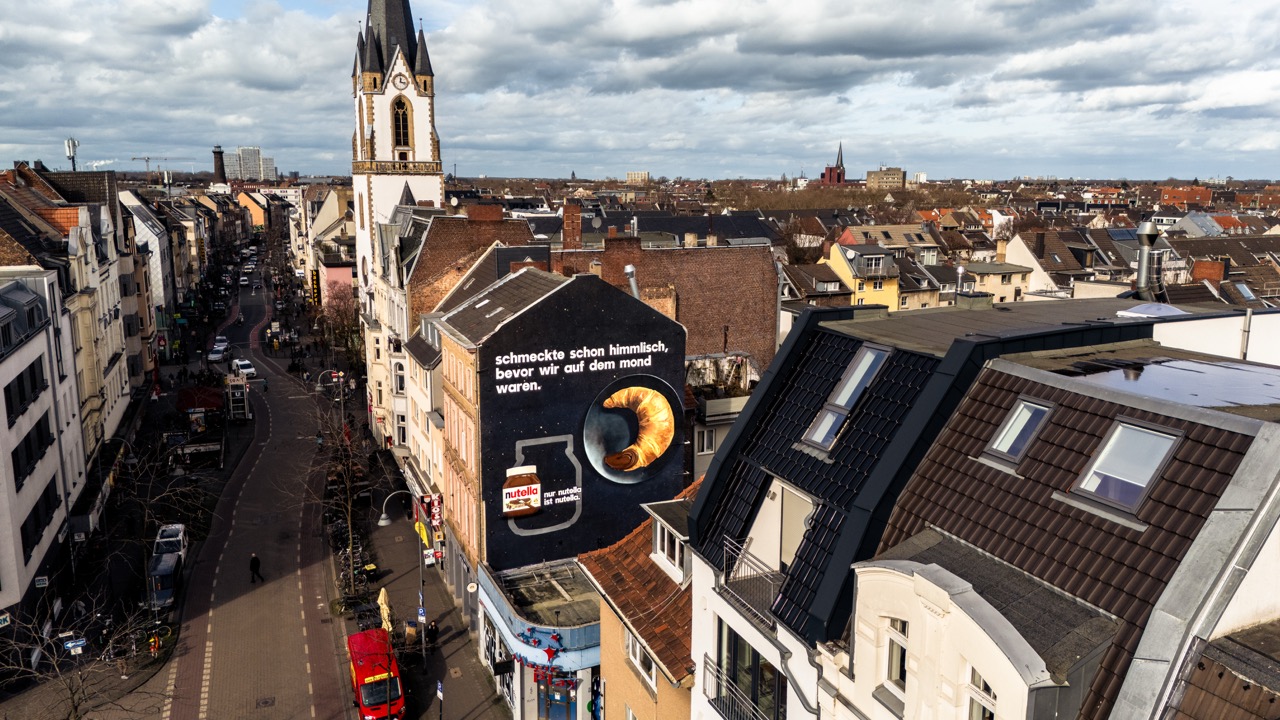 Drohnenaufnahme des fertigen Nutella MOTION MURAL® in Köln mit großflächigem Motiv im Stadtraum.