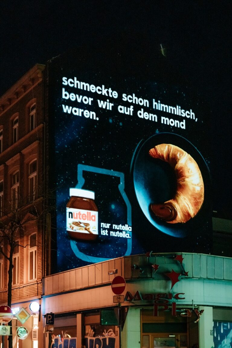 Großformatiges Nutella MOTION MURAL an einer Hausfassade in Köln bei Nacht mit leuchtender Inszenierung und dreidimensionalem Croissant-Motiv.