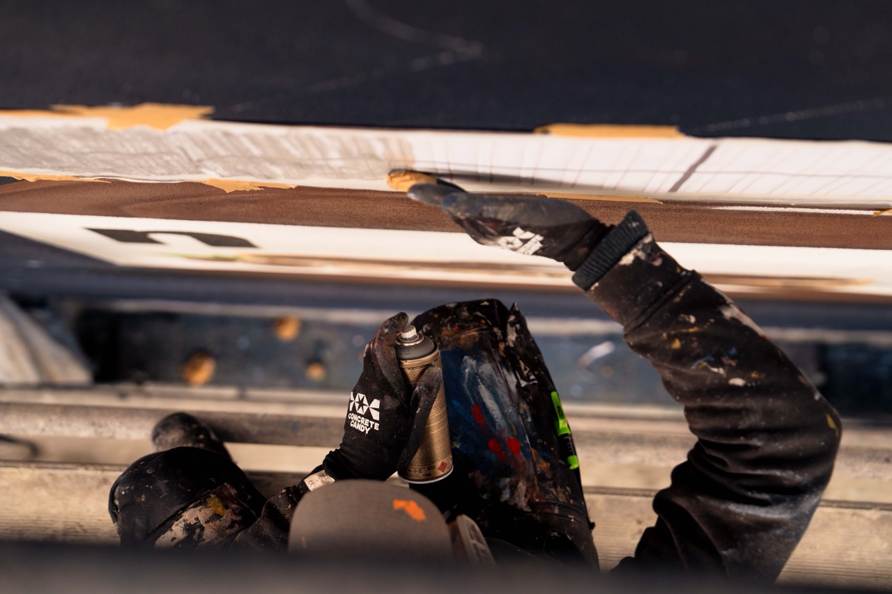 Detailaufnahme eines Artists beim Arbeiten mit Schablone und Spraydose am Nutella MOTION MURAL®.