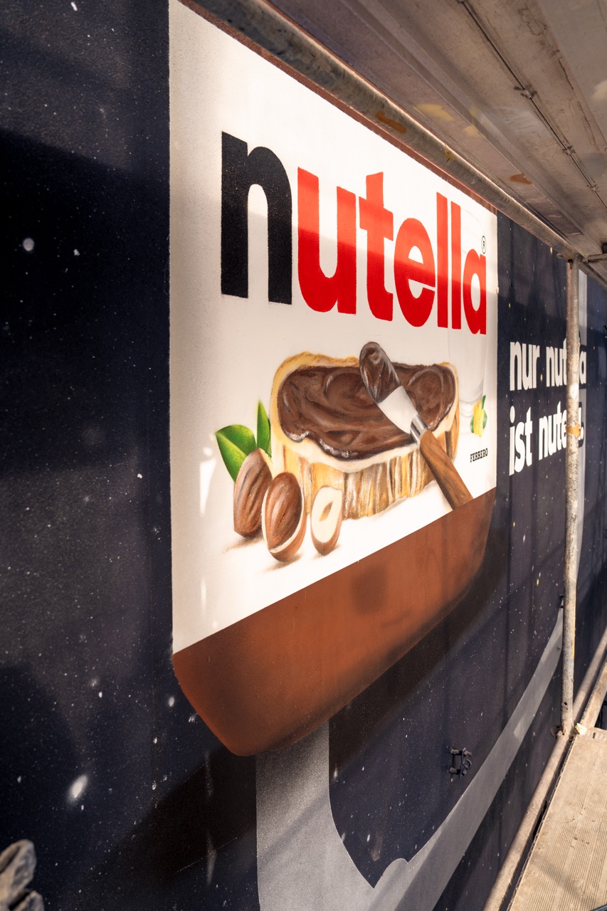 Handgemaltes Nutella-Glas als Teil des großformatigen MOTION MURAL® während der Entstehung.