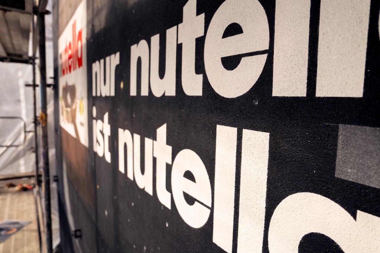 Typografische Detailaufnahme des Claims „nur nutella ist nutella.“ während der Umsetzung des Murals.