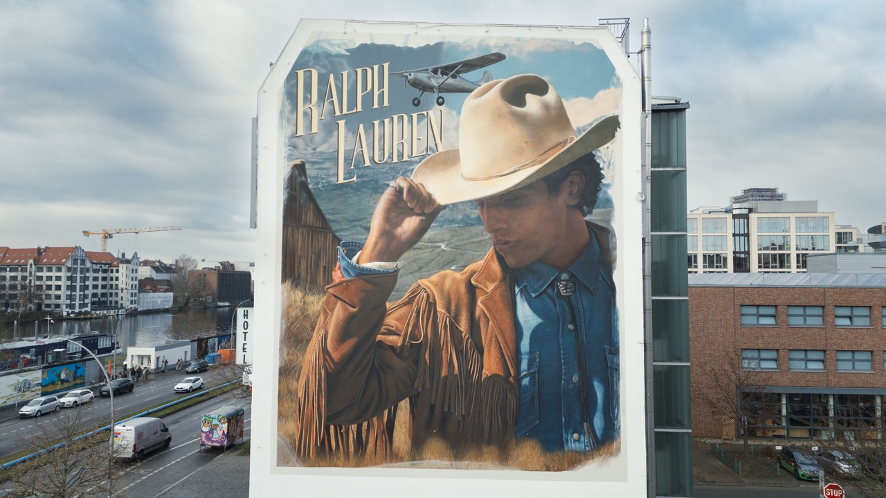 Großformatiges Ralph-Lauren-Mural mit Cowboy-Motiv an einer Berliner Hausfassade nahe der EAST SIDE GALLERY.