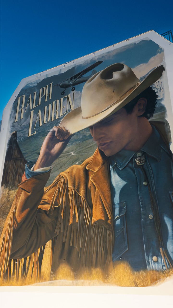 Detailaufnahme des fotorealistischen Ralph-Lauren-Murals mit Cowboyhut, Fransenjacke und typografischem Logo.