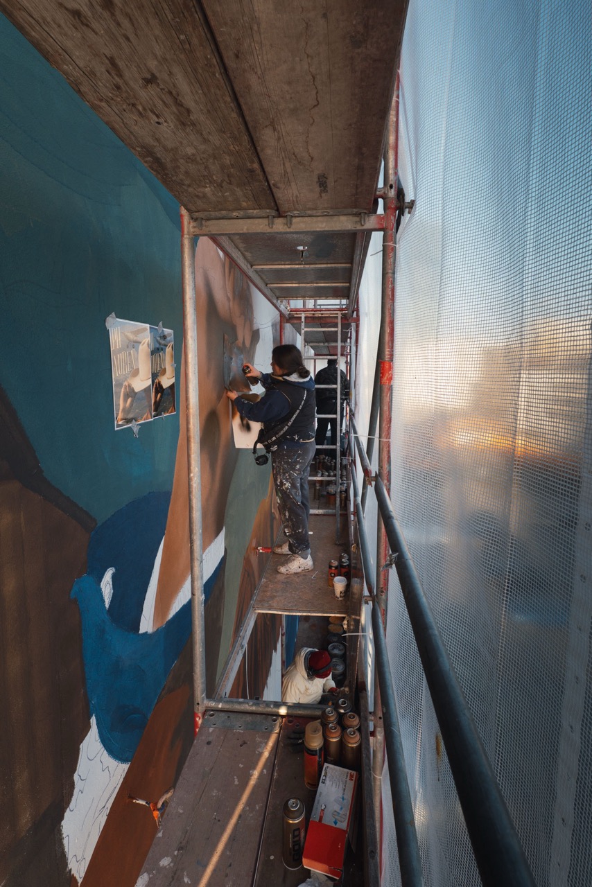 Blick entlang des Gerüsts auf mehrere Artists während der Entstehung eines großformatigen Ralph-Lauren-Murals an der EAST SIDE GALLERY.