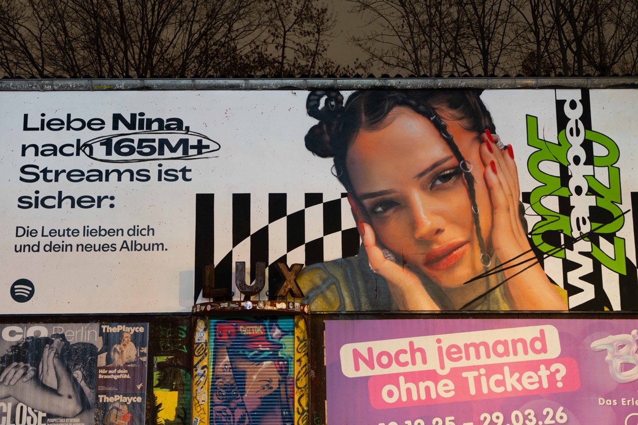 Detailaufnahme eines Spotify Wrapped Murals mit Musikerin Nina Chuba und typografischen Elementen in Berlin.