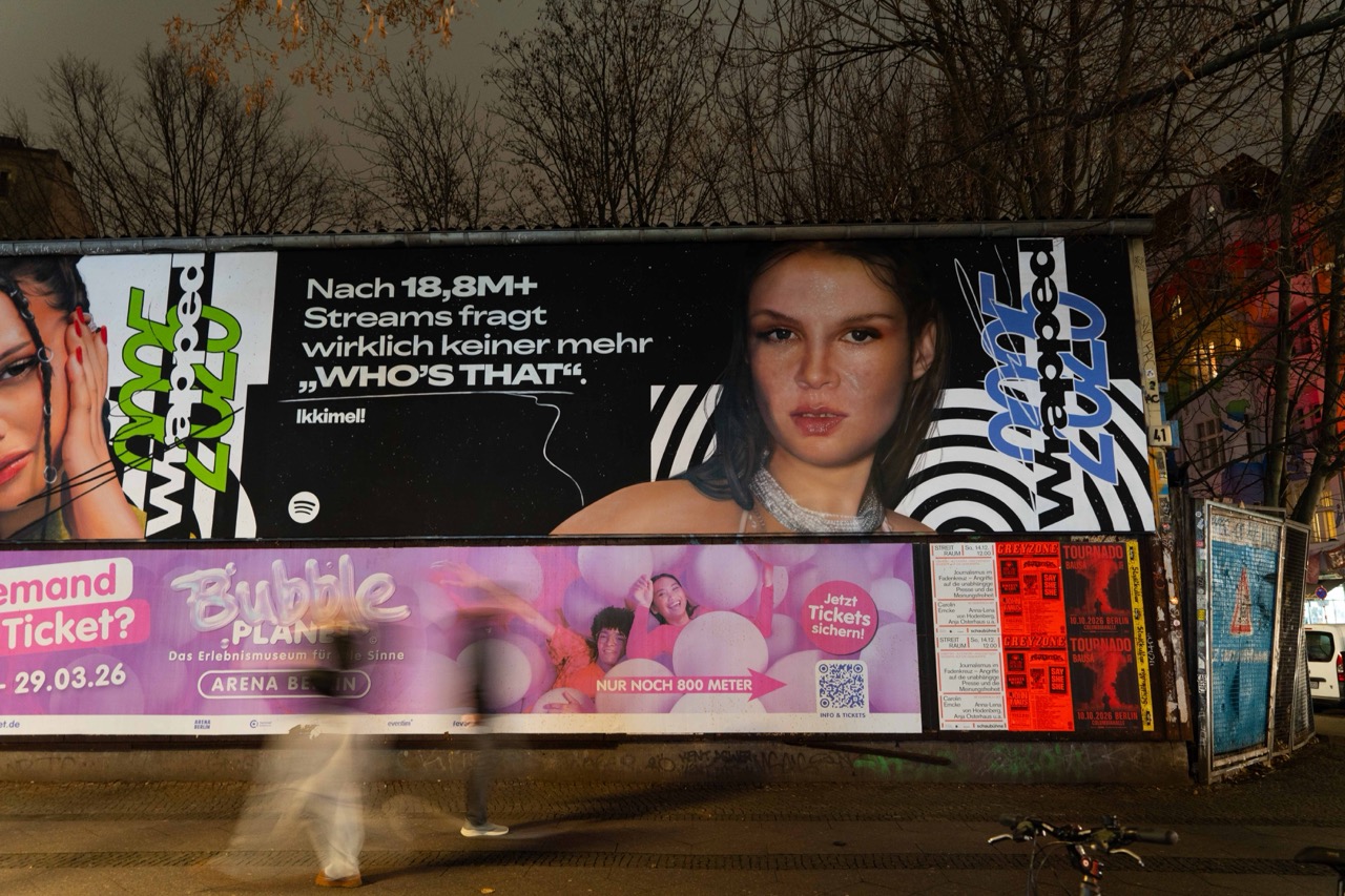 Spotify Wrapped Artwork mit Musikerin Ikkimel an einer Berliner Häuserwand bei Nacht.