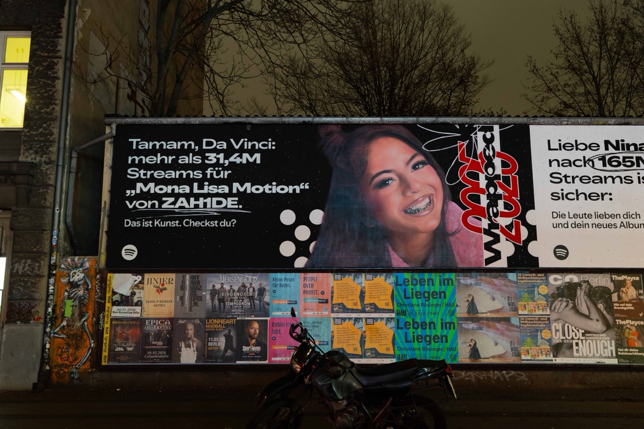 Spotify Wrapped Installation mit Musikerin ZAH1DE an einer Berliner Wand bei Nacht mit parkendem Motorrad im Vordergrund.