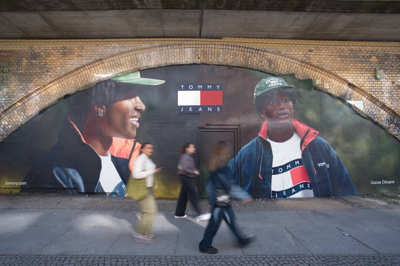 Tommy Hilfiger Mural mit zwei Porträts von Gaius Okami unter den historischen S-Bahn-Bögen am Berliner Alexanderplatz.