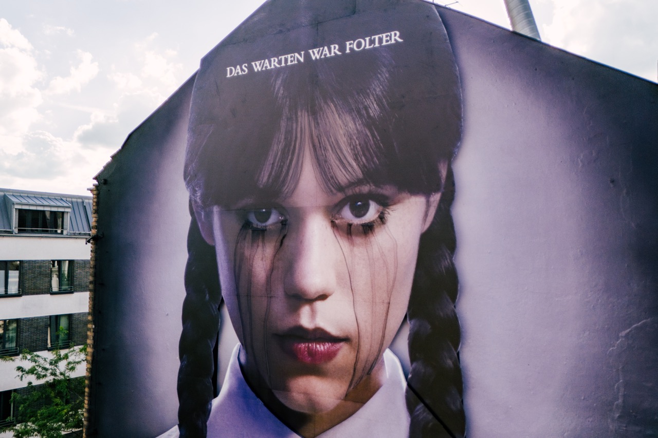 Detailansicht des fertigen Netflix „Wednesday“-Murals in Köln mit schwarzen, fließenden Tränen als integriertem Spezialeffekt.